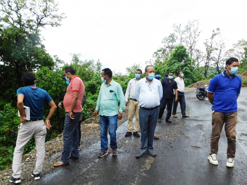 मन्त्री खड्काद्वारा निर्माणाधीन बेलौरी–कलुवापुर र दैजी–लिप्ना सडकखण्डको अनुगमन